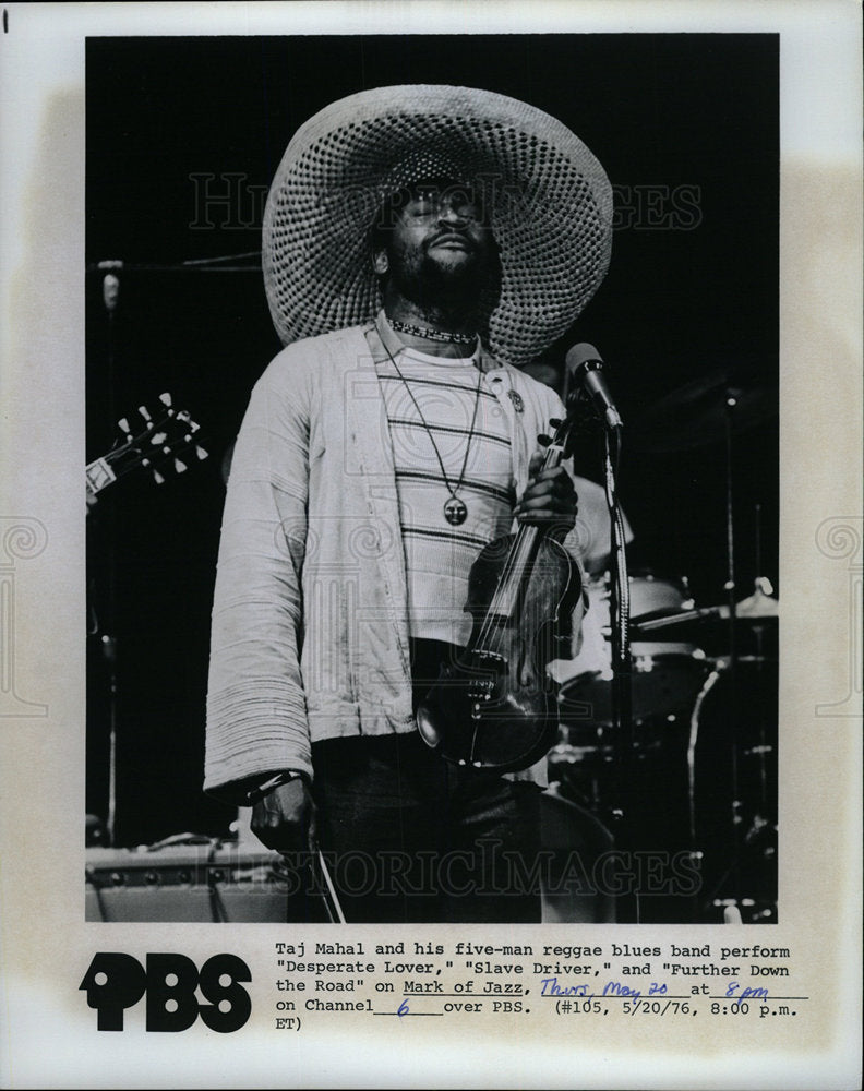 1976 Press Photo Taj Mahal and Band Perform Three Hits - Historic Images