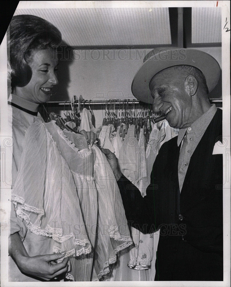 1963 Press Photo Pat Miller in Lobby of Rose Memorial - Historic Images