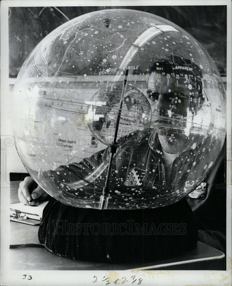 1964 Press Photo William J. Campbell Studies Space - Historic Images