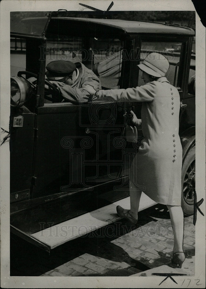 1930 Press Photo Paris France Taxicab Driver - Historic Images
