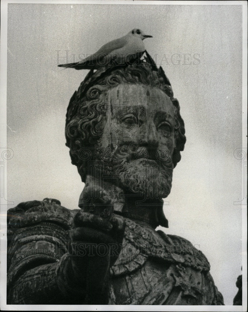 1961 Press Photo Seagull Crowns Statue of King Henry IV - Historic Images