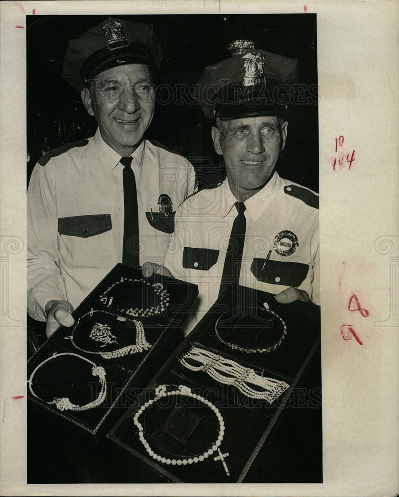 1966 Press Photo Bruce Watters Jewelers Jewel Show - Historic Images