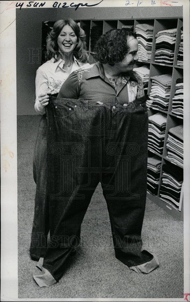 1975 Press Photo Richard Barbara Unger Jeans Giant - Historic Images