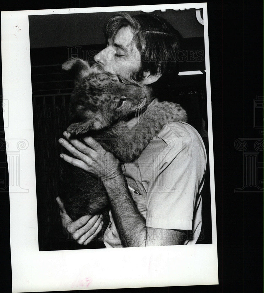 1985 Press Photo Cub Hugs Caretaker Robin Myers - Historic Images