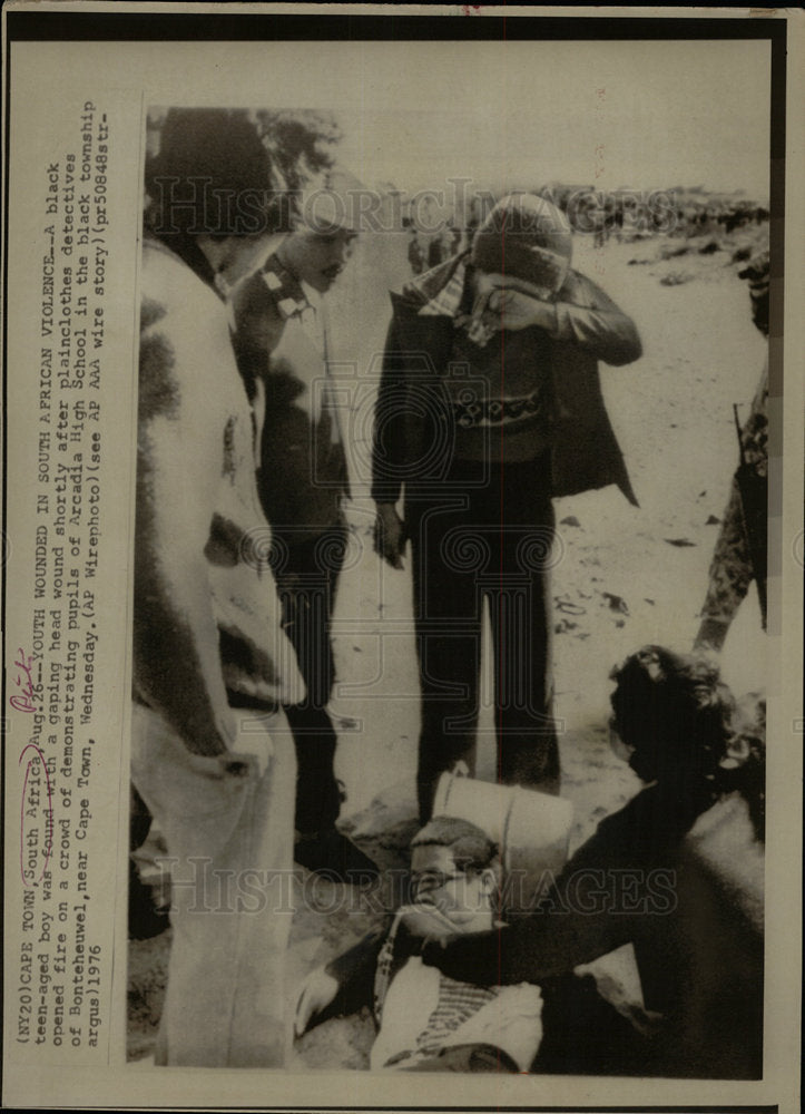 1976 Press Photo South Africa Demonstrator Hurt - Historic Images