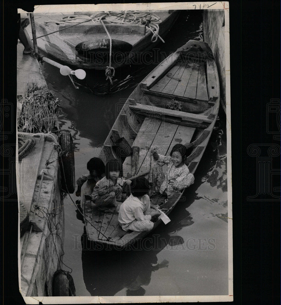 1968 Press Photo House Boat Home children world Sampan - RRX65103 - Historic Images