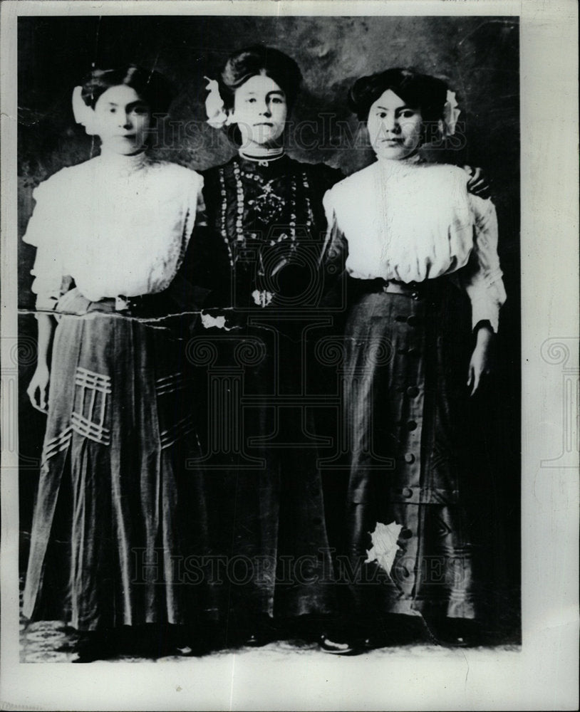 1977 Press Photo Three women standing pose dress style - Historic Images