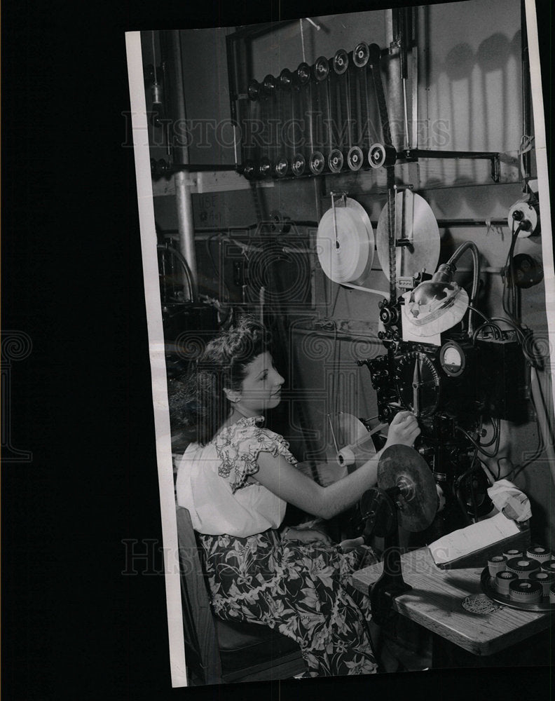 1947 Press Photo Eleanor Diamond Operating Film Printer - Historic Images