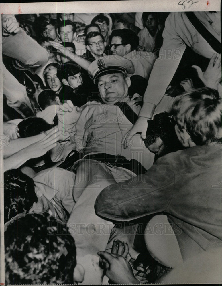 1966 Press Photo Berkley policeman political Protesting - Historic Images