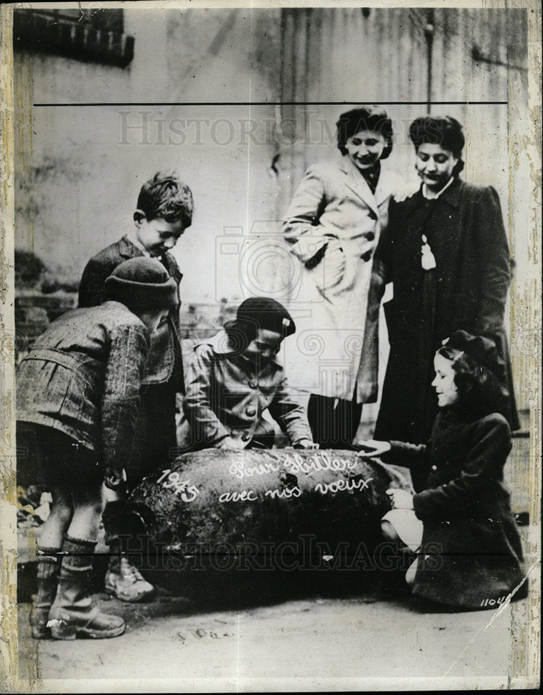 1945 Press Photo Bomb Blasts Unexploded Bomb Chicago - Historic Images
