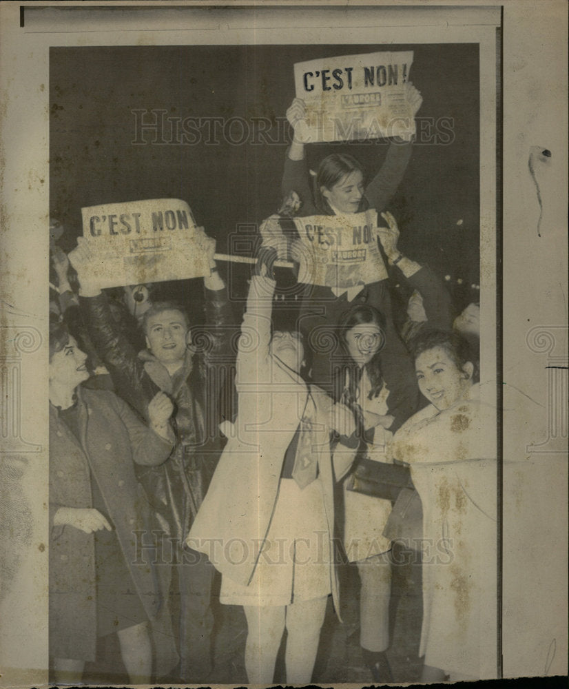 1969 Press Photo Jubilant youths hold sings referendum - Historic Images