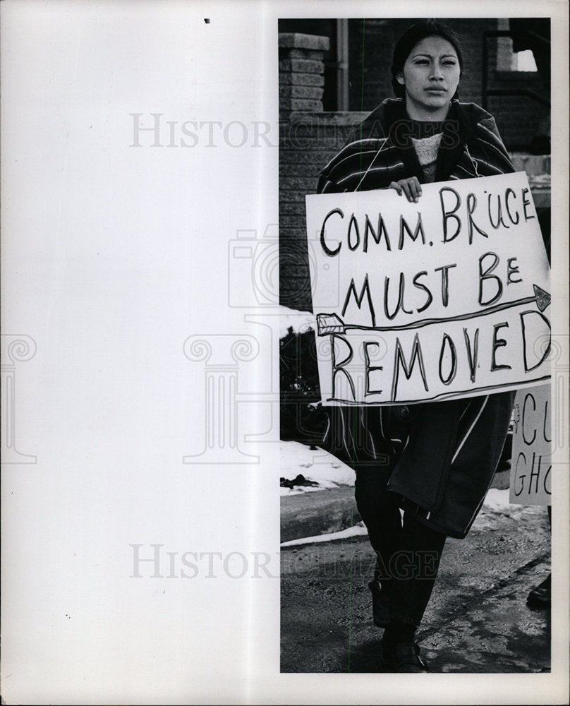 1970 Press Photo Brenda Mitchell holds sign strike IN - Historic Images