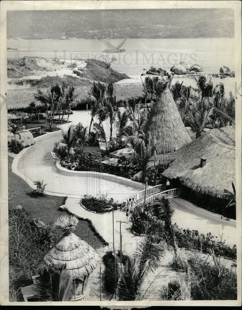 1962 Press Photo Acapulco Hilton La Isla Palm bar Pool - Historic Images