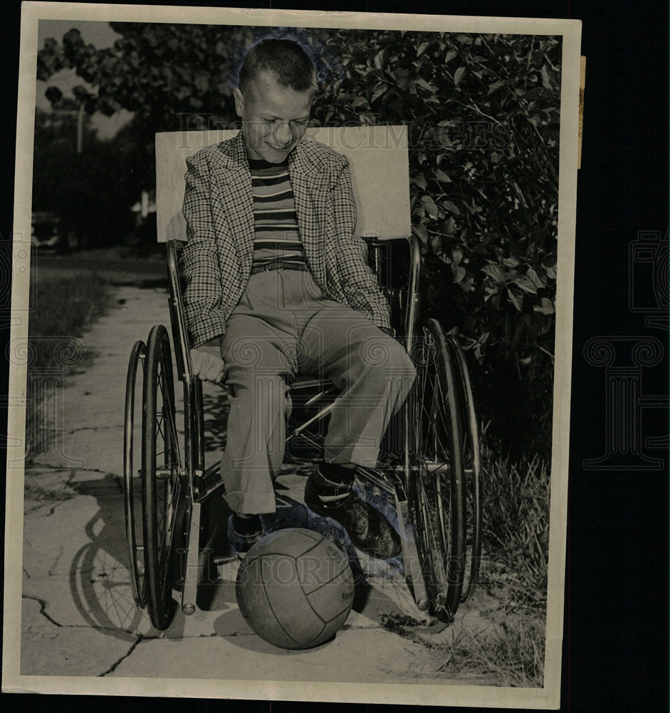 1949 Press Photo Billy Brower Kick football Palsied Boy - Historic Images