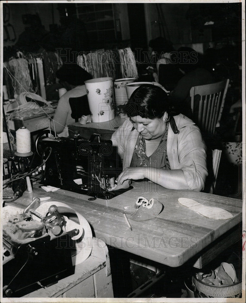 1957 Press Photo Sewing soles Machine Miguelita Reyna - Historic Images