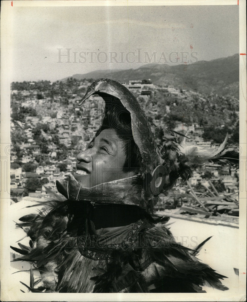 Press Photo Fair Flyers Indian flyer costume Perch - Historic Images