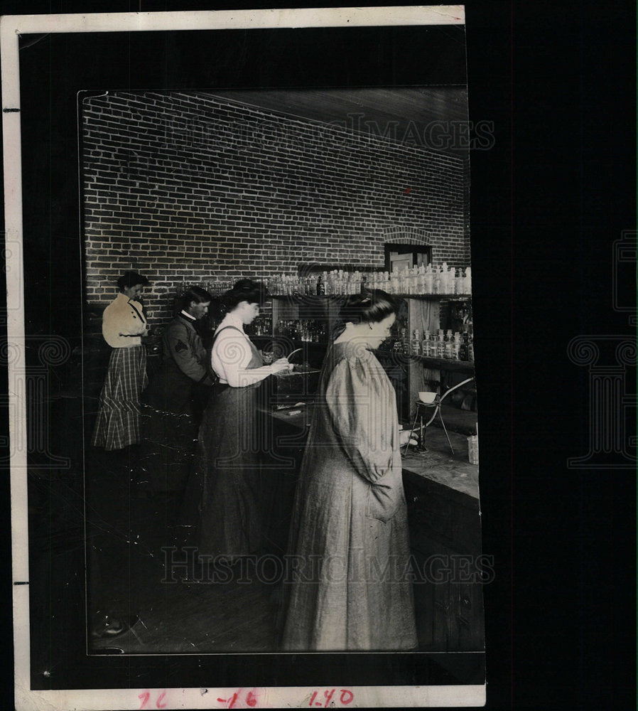 1951 Press Photo Contrast classroom scene - Historic Images