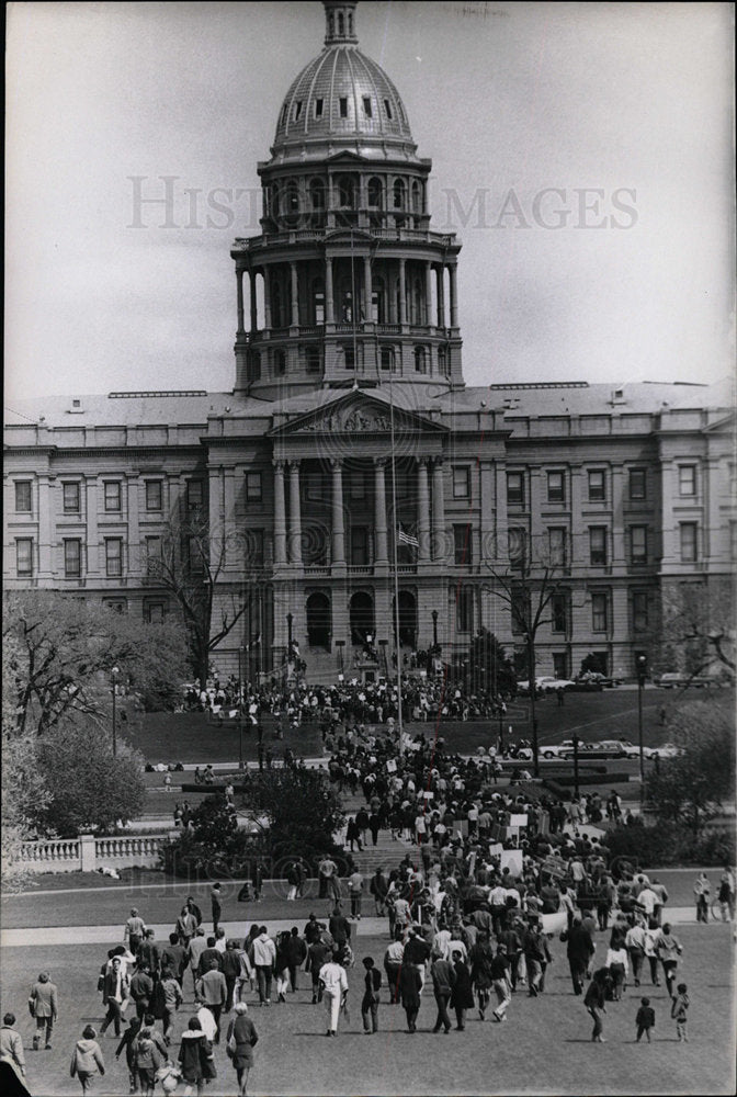 191969 Press Photo Vietnam Riots policy Denver Colo War - Historic Images