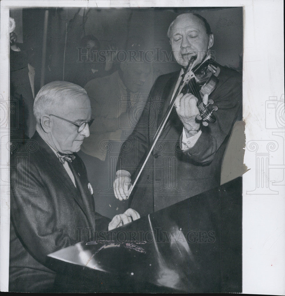 1958 Press Photo Harry Truman Jack Benny plays piano - Historic Images