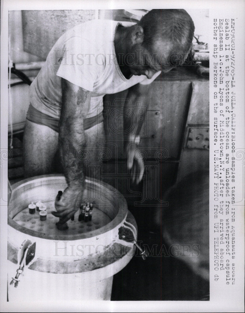 1965 Press Photo Aquanauts Sealab II Blood Sample - Historic Images