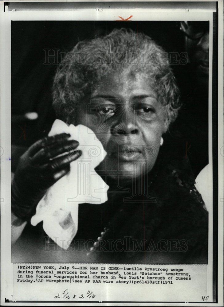 1971 Press Photo Lucille Armstrong Weeps for Husband - Historic Images