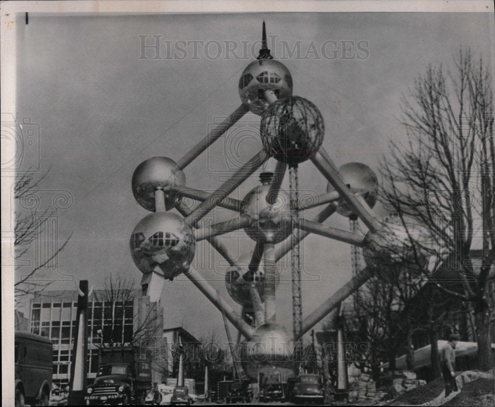 1958 Press Photo Atomium centerpiece World&#39;s Far sits - Historic Images