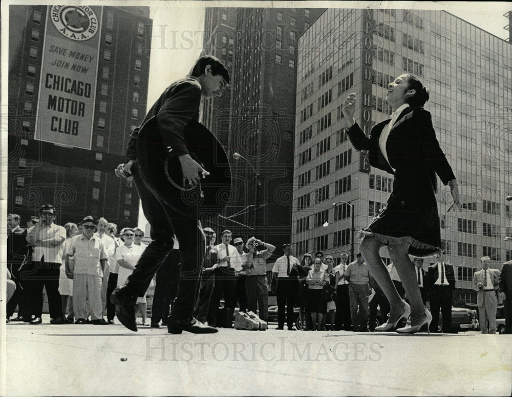 1966 Press Photo Mexican troupe runs Fernando Abarca - Historic Images