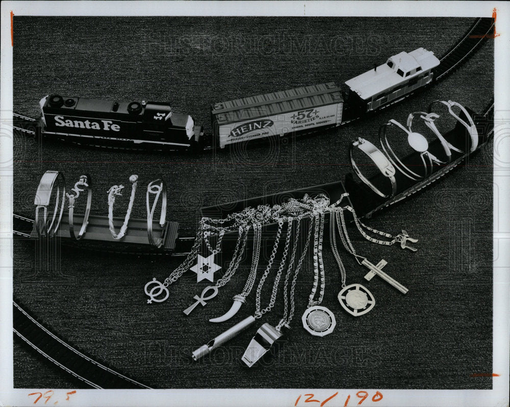 1974 Press Photo Men Jewelry Necklace Bracelets - Historic Images