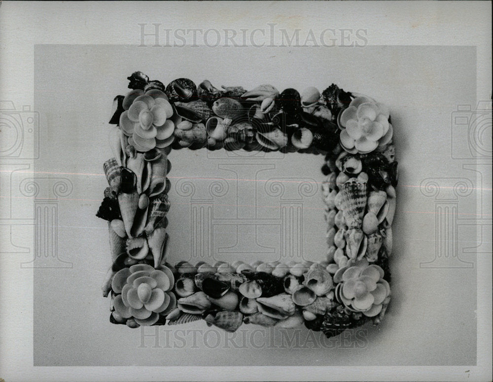 1975 Press Photo Shells Bath Mirror Petersburg Times - Historic Images