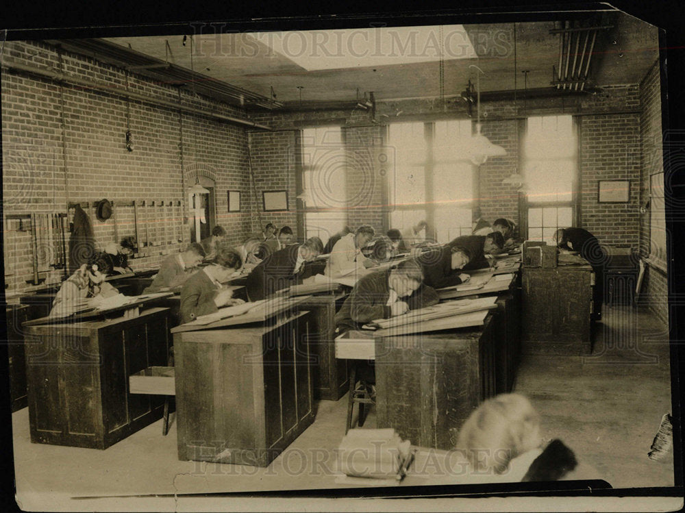 Press Photo Students drawing senior high school room - Historic Images