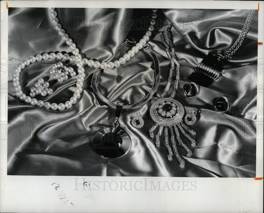 1972 Press Photo Jewelry Earrings Necklace Pendants - Historic Images