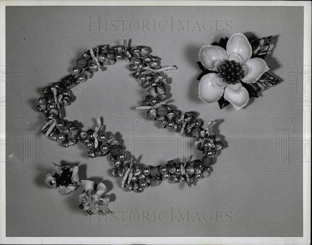 1970 Press Photo Jewelry Costume - Historic Images