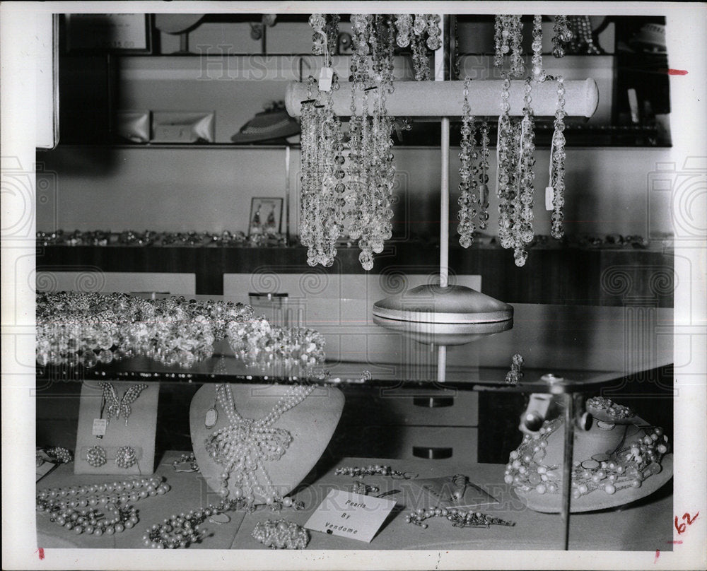 1964 Press Photo Jewelry Costume Jewelry Costume Beauty - Historic Images