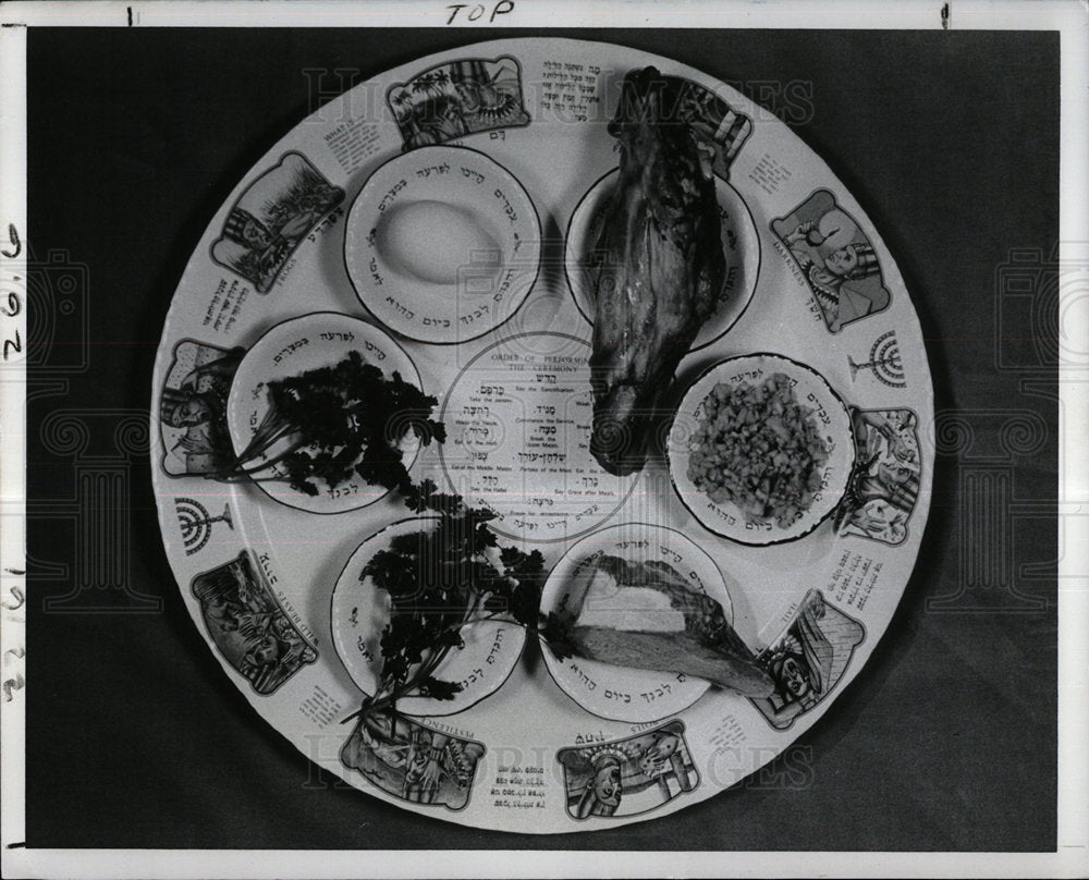 1984 Press Photo Seder plate Petersburg Symbols Temple - Historic Images