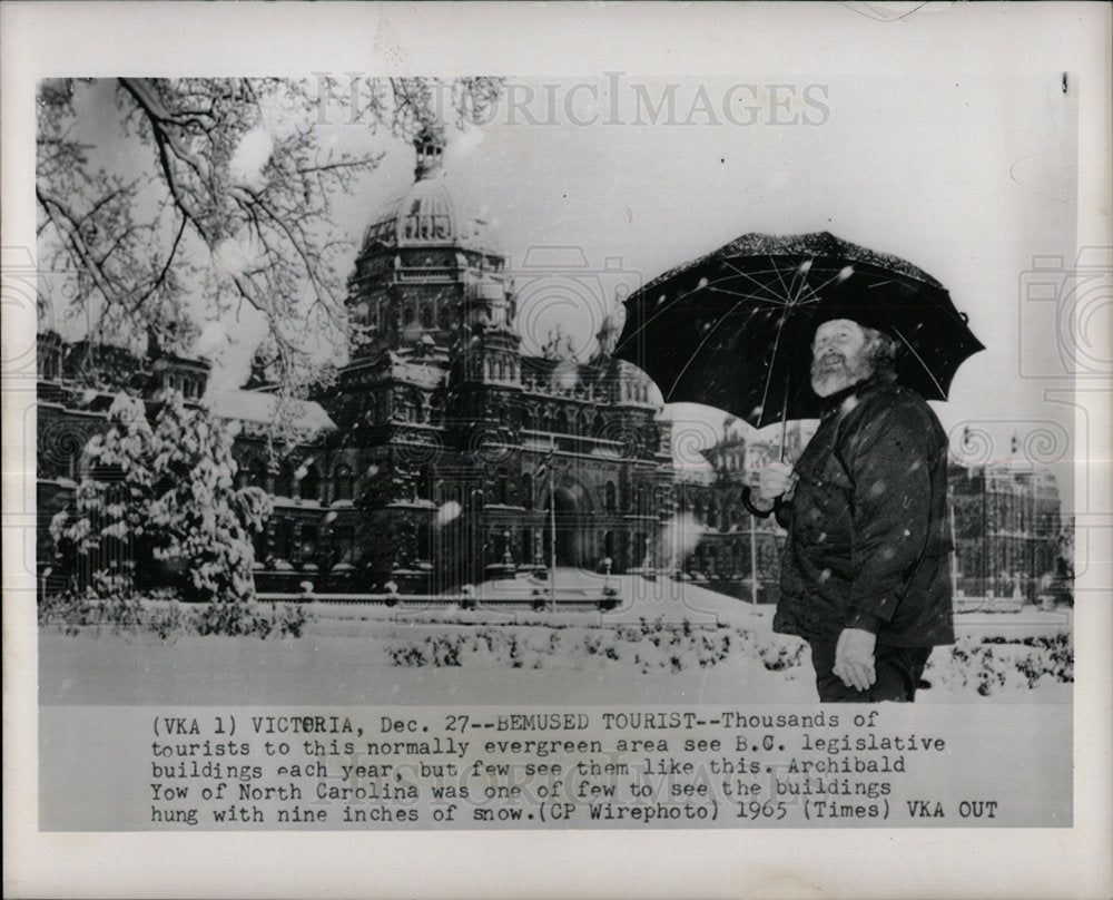 1965 Press Photo Bemused Tourist Thousand Legislative - Historic Images