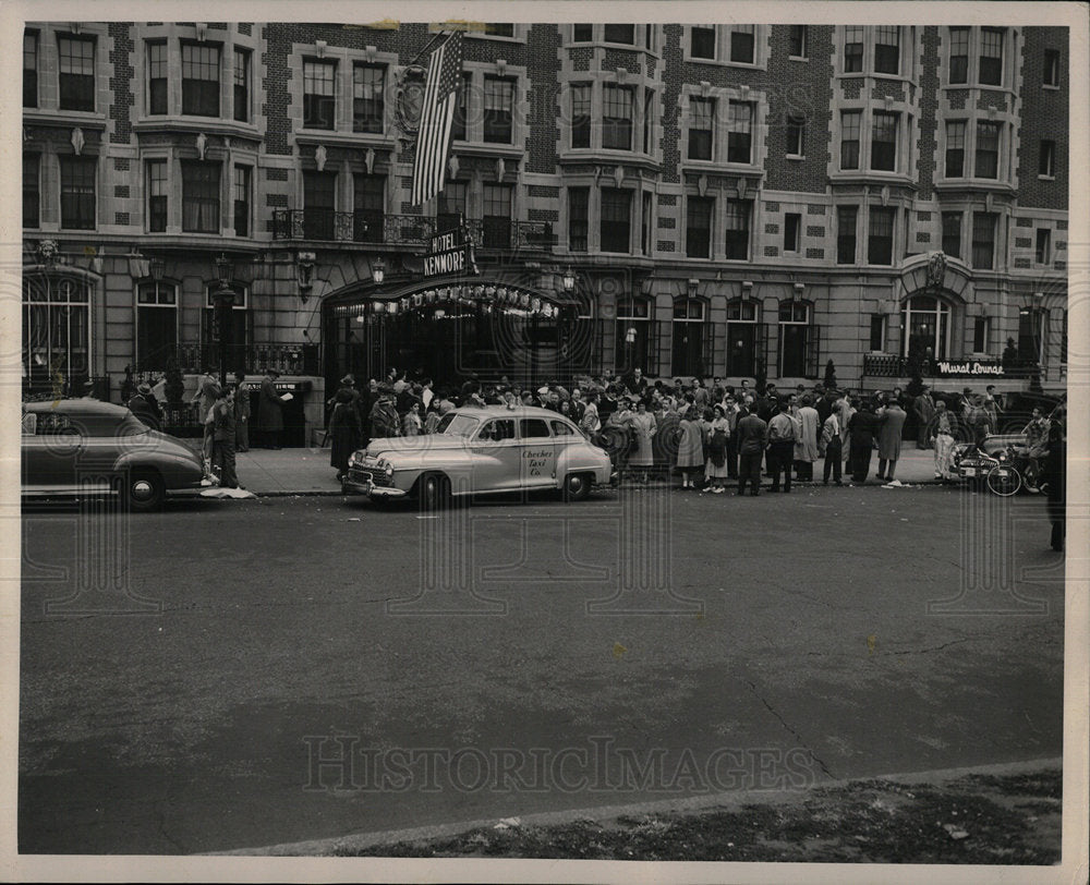 Press Photo Kenmore Hotel people standing front cars - Historic Images