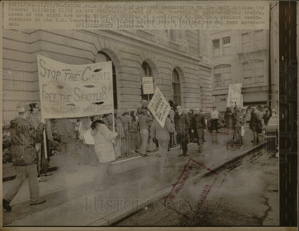 1970 Press Photo Demonstrators Seattle 8 Trial Tacoma - Historic Images