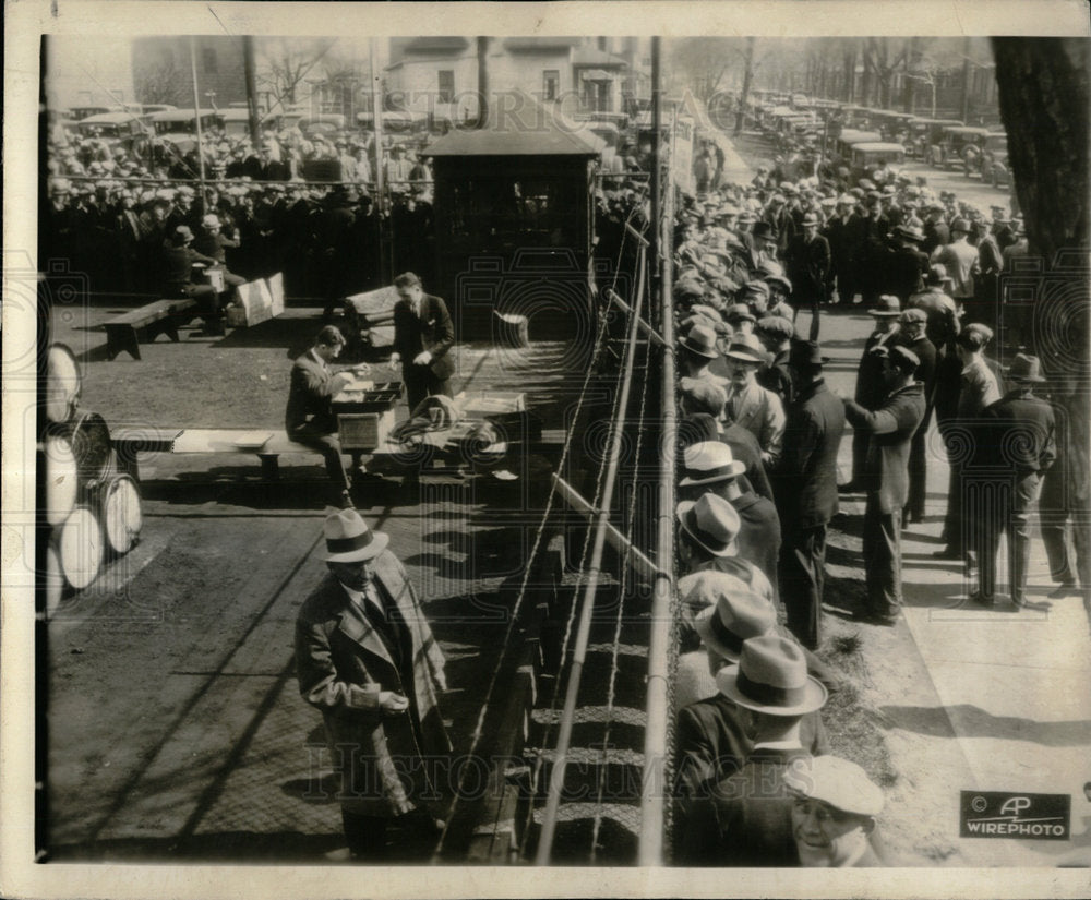 1935 Press Photo Chevrolet Ohio Co workers receive pay - Historic Images