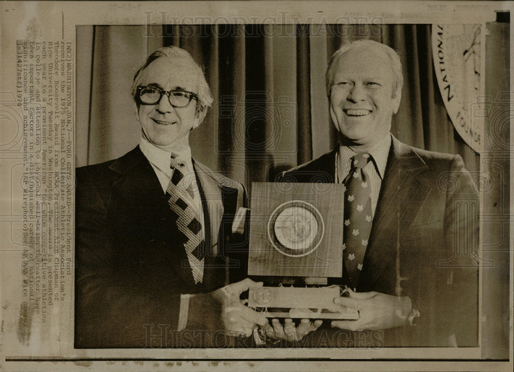 1974 Press Photo Alan Chapman President Ford NCAA Award - Historic Images