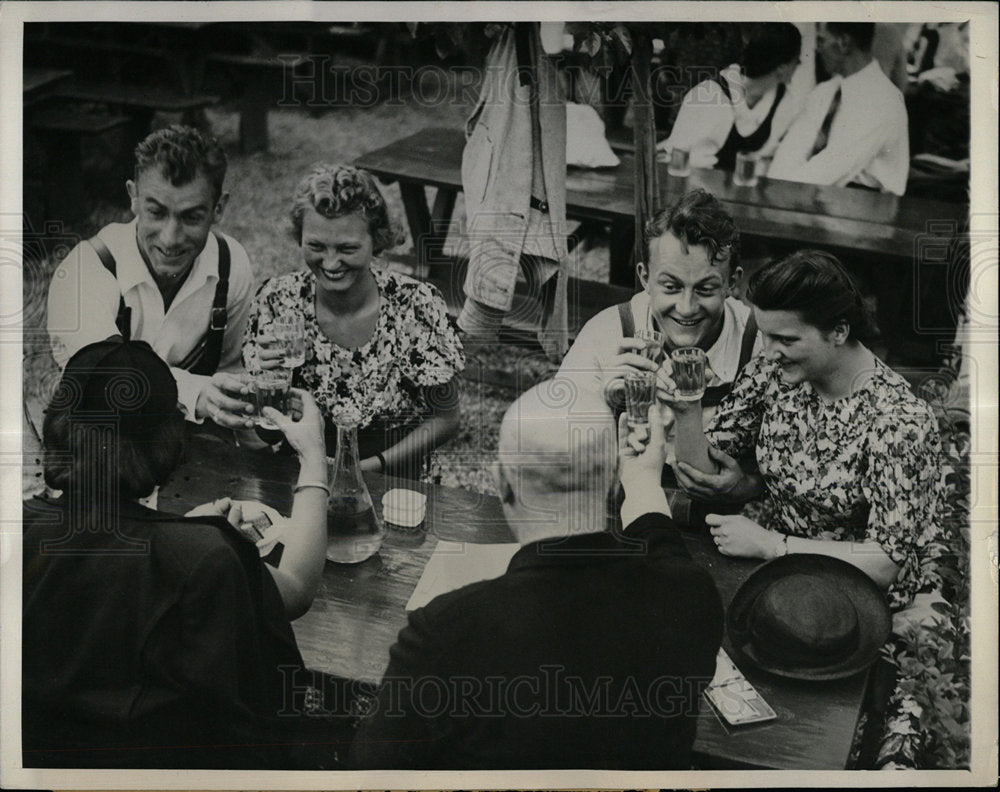 1938 Press Photo Vienna Spend Garden Grinzing wine shop - Historic Images