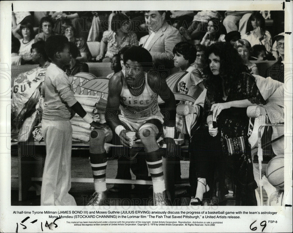 1975 Press Photo James Bond III Julius Erving Moses - Historic Images