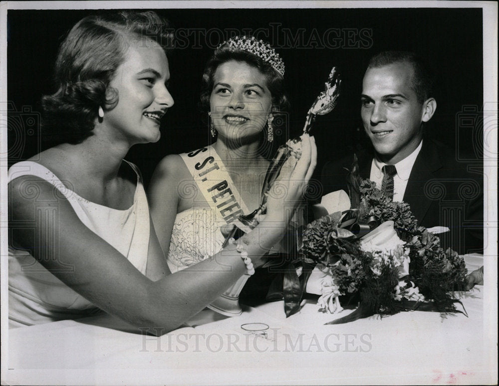 1958 Press Photo Gloria Rupprecht sister Darlene Dick - Historic Images