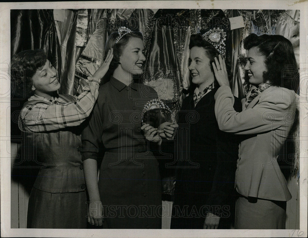 1991 Press Photo Festival Queen candidates crowns wear - Historic Images