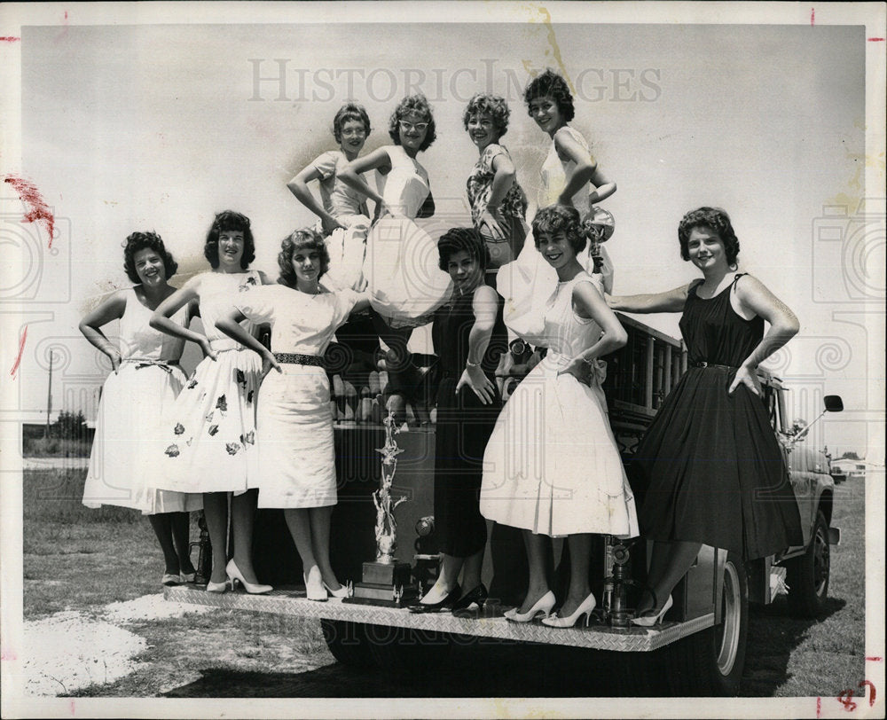 1960 Press Photo MISS KENNETH CITY TROPHY JUDY JANET - Historic Images