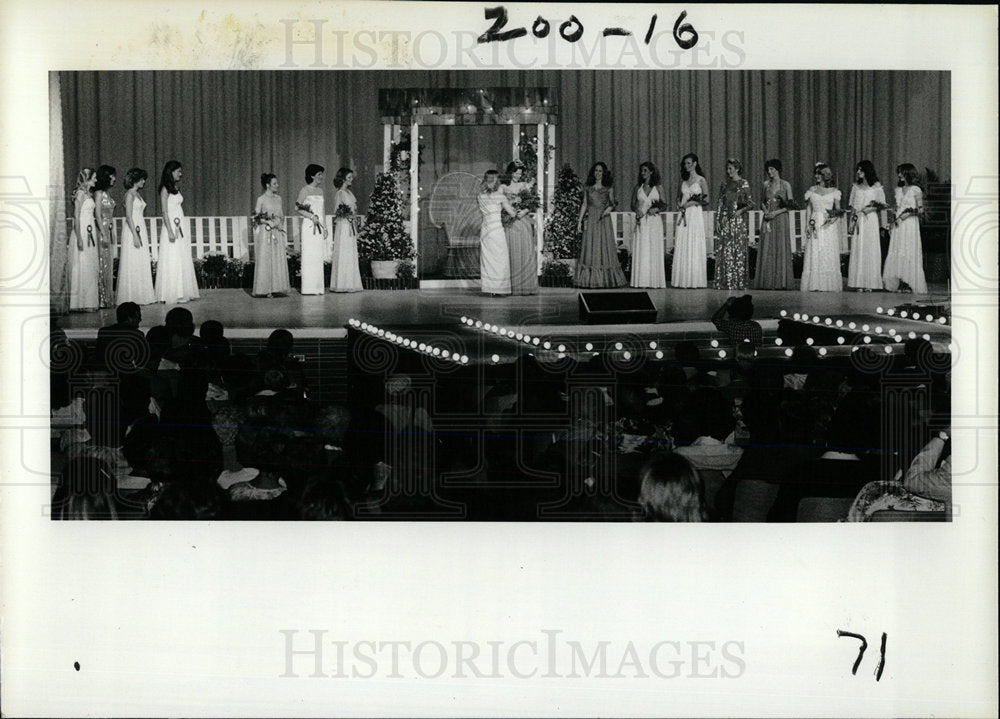 1981 Press Photo Mona Mathena Miss Largo 1980 Red Roses - Historic Images