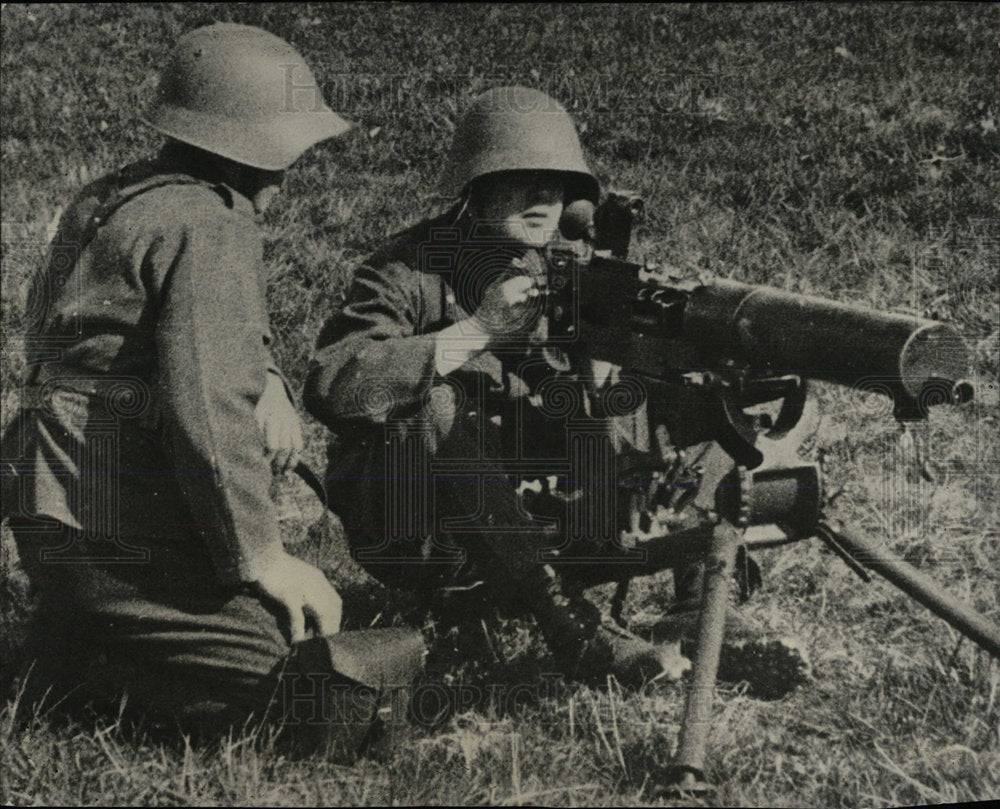 Press Photo Switzerland Army Target Aim Two People Guns - Historic Images