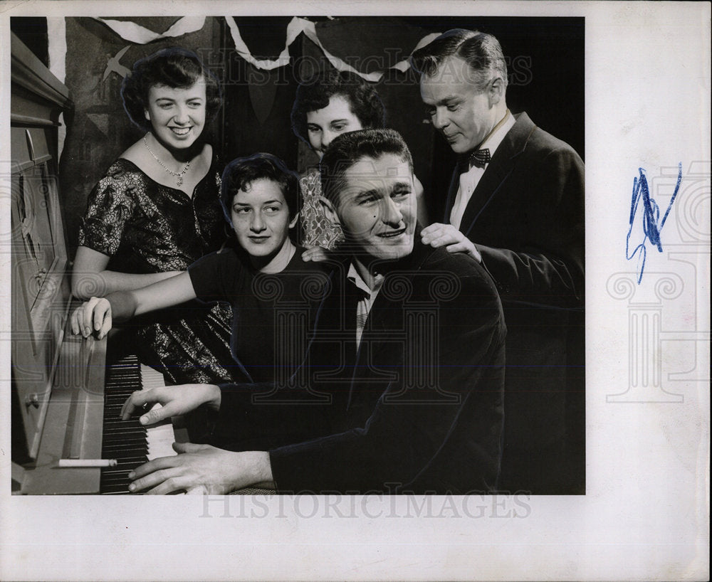 1955 Press Photo Paragon Club Valentine Dance Adult Dan - Historic Images