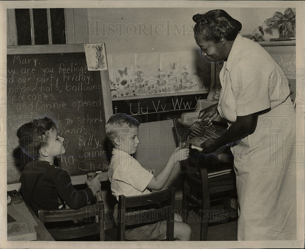 1949 Press Photo Hiatt Hall Children Juice orange Lucy - Historic Images