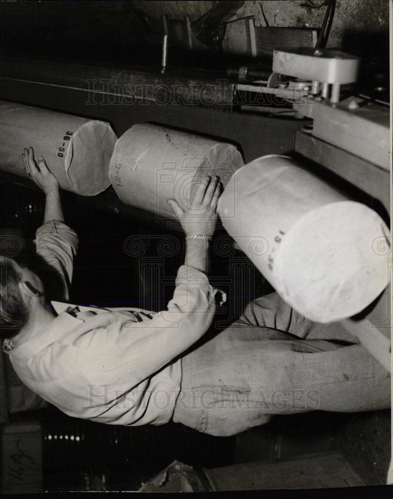 1946 Press Photo Merchandis basement conveyor moved - Historic Images