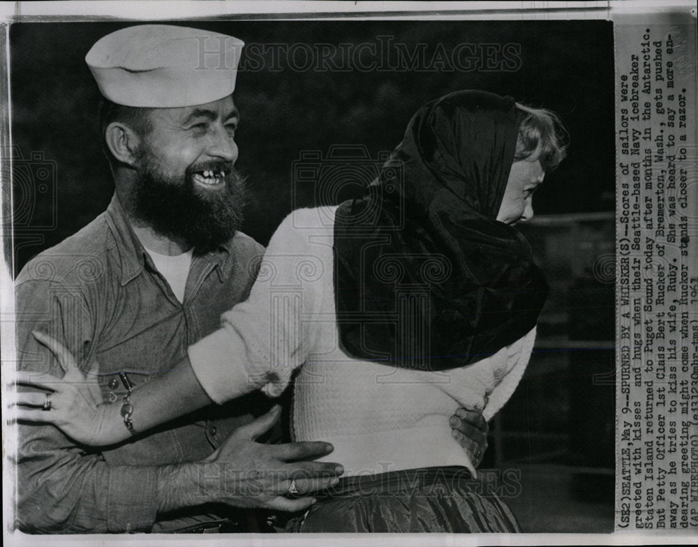 1961 Press Photo Officer Bert Rucker No Kiss From Wife - Historic Images